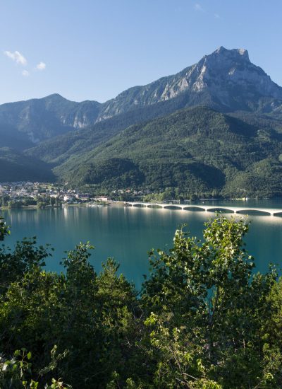 Le lac de barrage de Serre-Ponçon est traversé par le pont de Savines-le-Lac. Cet ouvrage d'art, d'une longueur de 924 mètres, est construit en béton. Il est ici dominé par le Pic de Morgon (dit aussi Grand-Morgon) qui culmine à 2324mètre d'altitude.